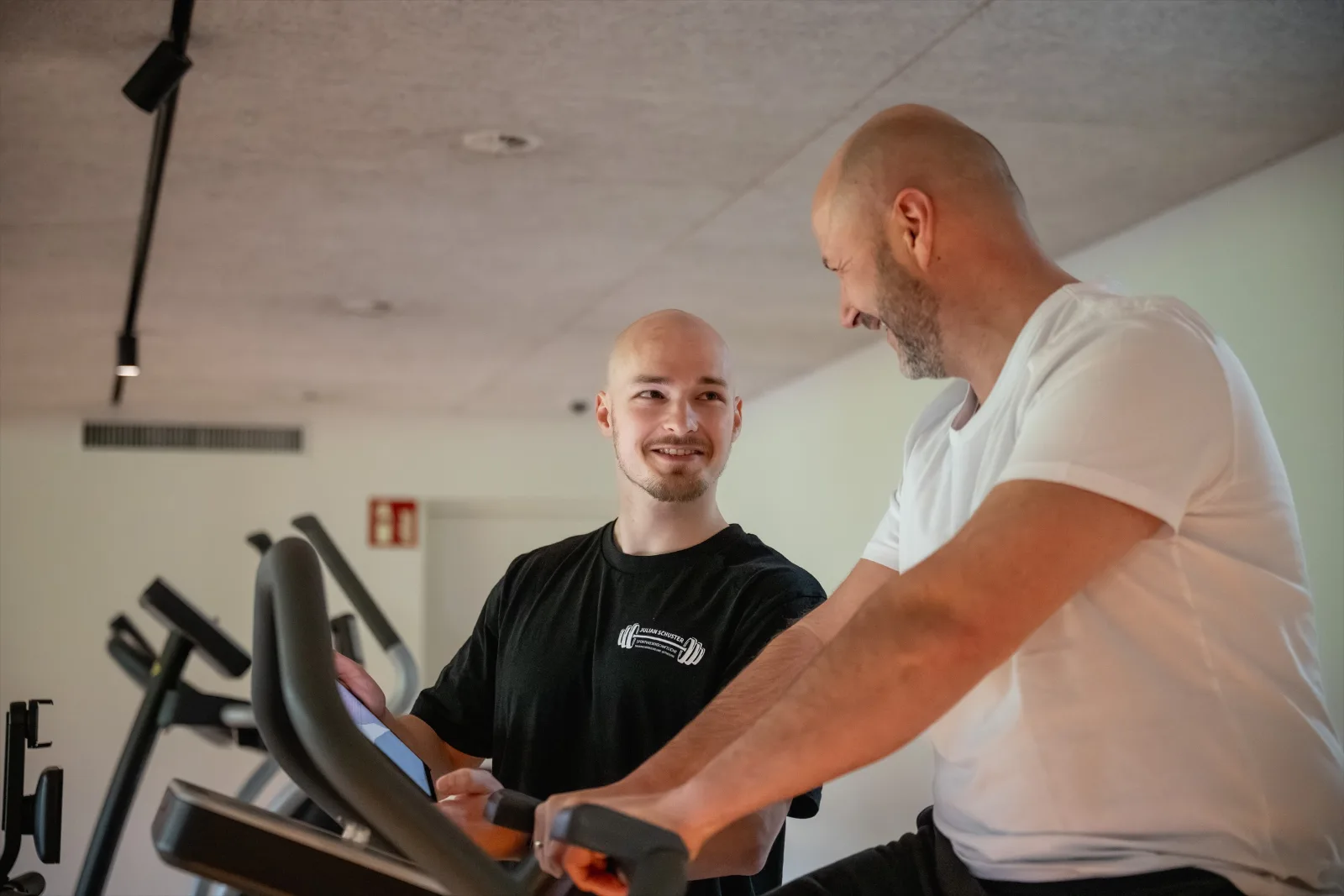 Julian Schuster begleitet einen Kunden beim Training