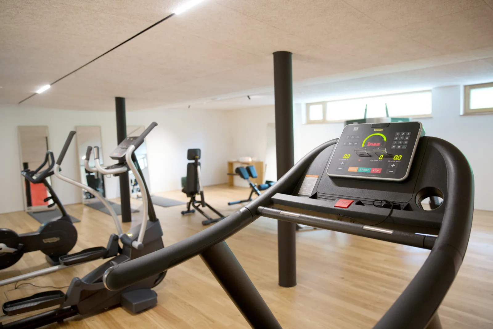 Heller und großzügiger Trainingsraum im Hotel Schwärzler
