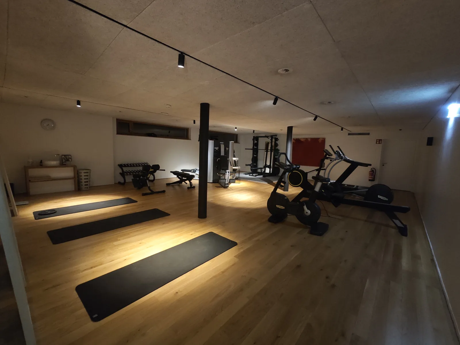 Exklusiver Personal-Training-Raum mit viel Platz