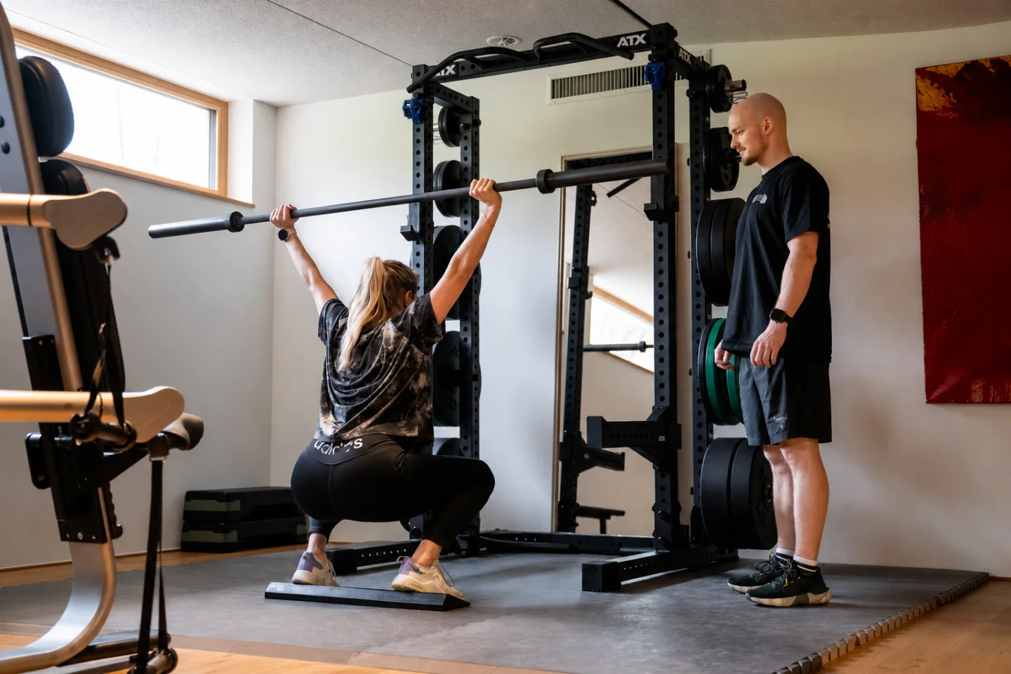 Julian Schuster begleitet eine Kundin beim Training