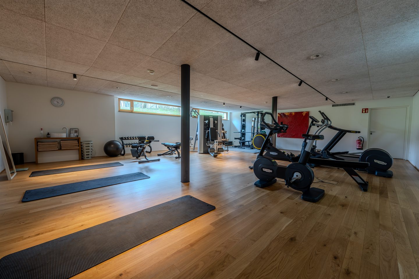 Julian Schuster begleitet eine Trainingssituation im Studio
