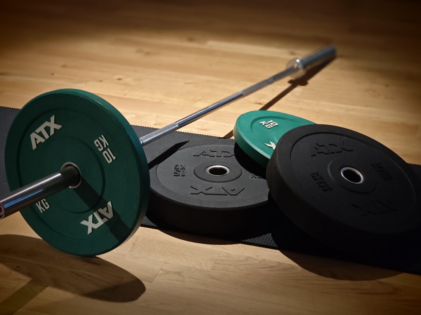 Schwere Hanteln und Gewichtsscheiben im Krafttraining